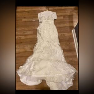 wedding dress allure bridal
Size 6 fits like a 4 color ivory  Style 8751